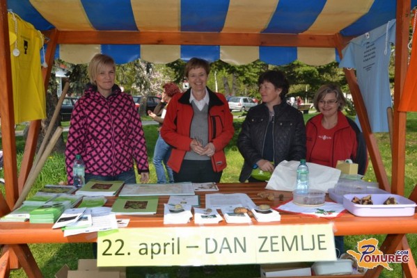 Ob Dnevu Zemlje na Trgu zmage zasadili rožice 